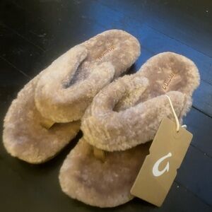 Olukai Kīpe'a Heu Women’s Fuzzy Slipper Sandals Sz 7 Color Tan